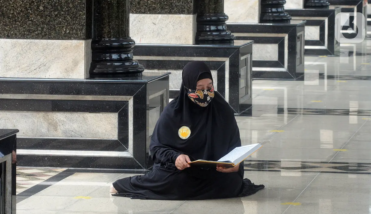 Umat muslim bertadarus Alquran di Masjid Kubah Emas, Depok, Jawa Barat, Jumat (16/4/2021). Bulan suci Ramadhan dimanfaatkan umat muslim untuk memperbanyak amalan dan ibadah di antaranya sholat sunah, zikir, dan tadarus Alquran.
(merdeka.com/ Arie Basuki)