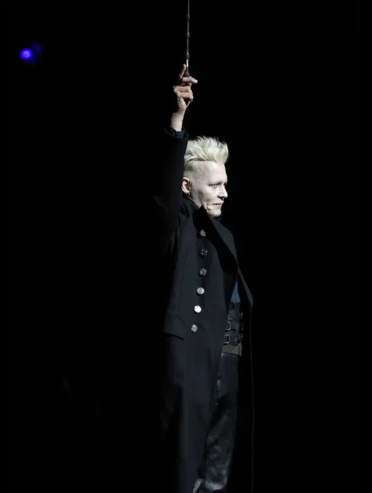Aktor Johnny Depp sukses muncul sebagai tokoh penyihir hitam Grindelwald dalam ajang Comic-Con di San Diego, 21 Juli 2018. Johnny Depp tampil pucat dengan menggunakan rambut pirang. (Photo by Chris Pizzello/Invision/AP)