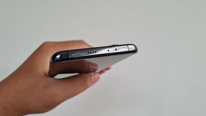 Penampakan Xiaomi Mi 11 yang baru meluncur di Indonesia. (Liputan6.com/Agustinus M. Damar)