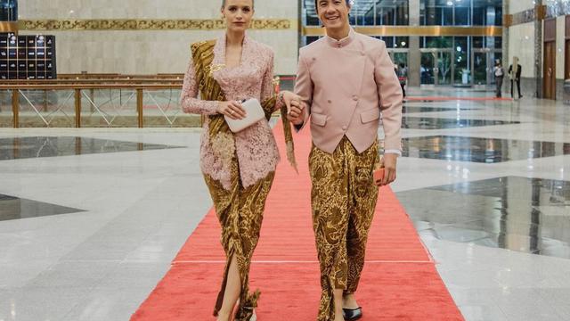 7 Potret Daniel Mananta dan Istri Kompak Pakai Baju Adat Jawa, Banjir Pujian