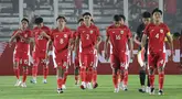 Beberapa pemain Timnas Indonesia U-22 sesaat sebelum berhadapan dengan India pada laga uji coba yang digelar di Stadion Madya Gelora Bung Karno (GBK), Jakarta, Jumat (10/10/2025) malam WIB. (Bola.com/Muhammad Iqbal Ichsan)