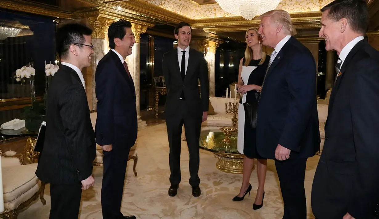 PM Jepang Shinzo Abe saat bertemu dengan Donald Trump di Trump Tower di Manhattan, New York, AS (17/18). Shinzo Abe mengatakan Jepang ingin membangun kepercayaan dan kerjasama dengan AS. (Cabinet Public Relations Office/HANDOUT via Reuters)