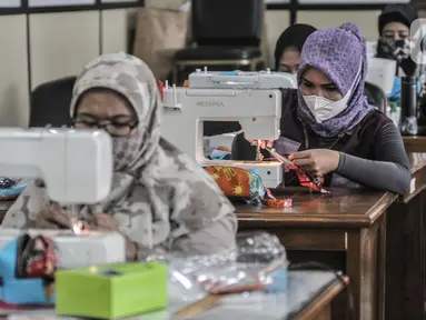 Peserta mengikuti pelatihan kerajinan tangan kreasi kain perca di Kantor Sudin Pendidikan Wilayah I, Kompleks Wali Kota Jakarta Pusat, Selasa (26/10/2021). Kegiatan pelatihan yang digelar Sudin Tenaga Kerja, Transmigrasi, dan Energi berkolaborasi dengan J Trust Bank. (merdeka.com/Iqbal S Nugroho)