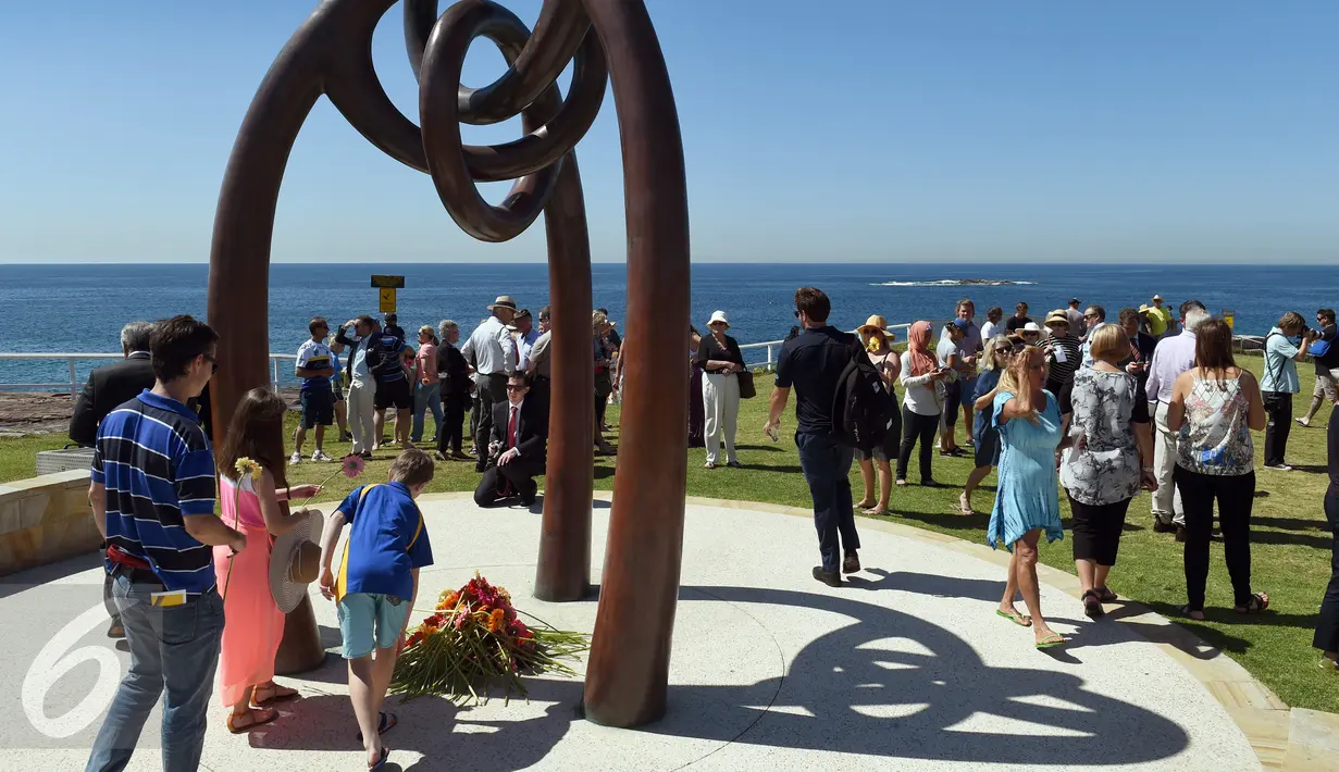 Warga meletakkan karangan bunga dalam peringatan 13 tahun tragedi Bom Bali I di Sydney Coogee Beach, Australia, Senin (12/10/2015). Australia melepas 88 merpati untuk mengenang para korban. (AFP/William West)