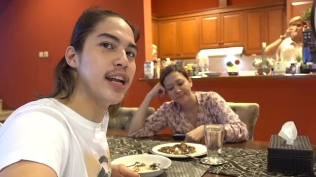 7 Momen Maia Estianty Pakai Piyama Tanpa Makeup Ajari El Rumi Masak