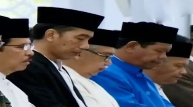 Presiden Joko Widodo dan Ibu Negara Iriana hari ini melaksanakan salat Idul Fitri di Masjid Raya Baiturrahman, Banda Aceh.