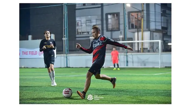 6 Potret Ayah Tiara Andini Semangat Main Sepak Bola, Pamer Tendangan Ciamik