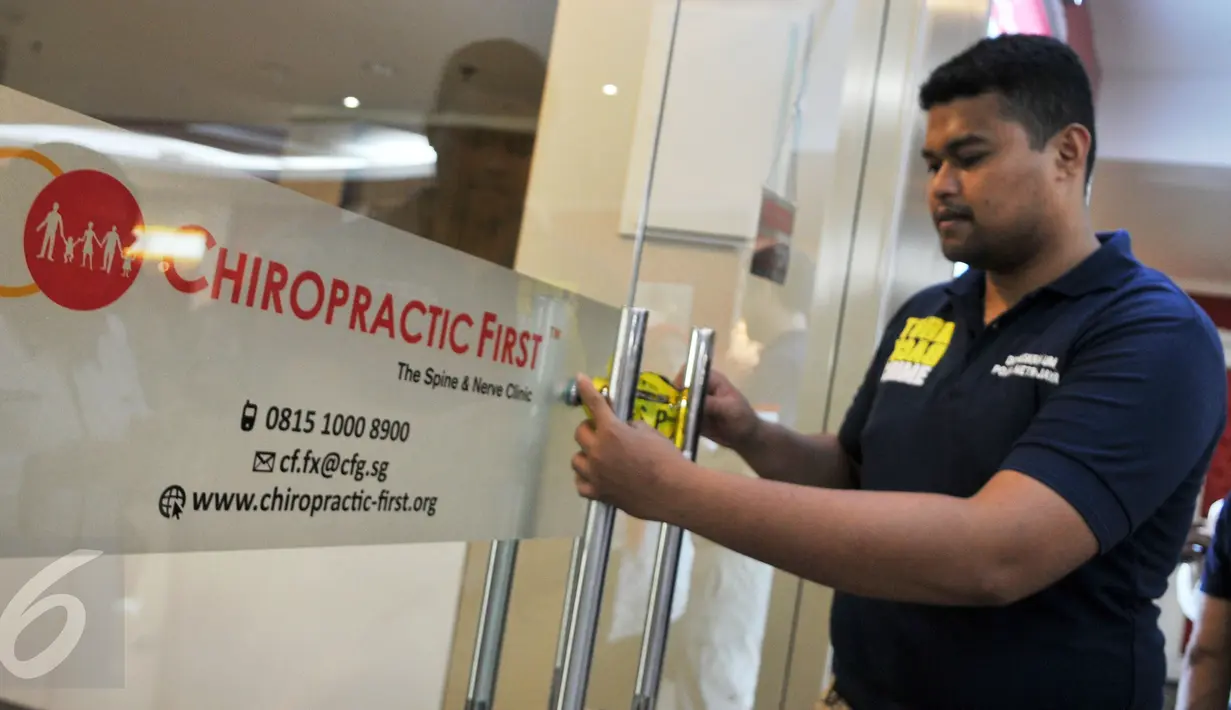Ditreskrimum Polda Metro Jaya menyegel klinik Chiropractic First di FX Senayan, Jakarta, Kamis (7/1). Dinkes DKI bersama Polda Metro Jaya menyegel sejumlah cabang klinik Chiropractic First yang diduga melakukan malapraktik. (Liputan6.com/Gempur M Surya)