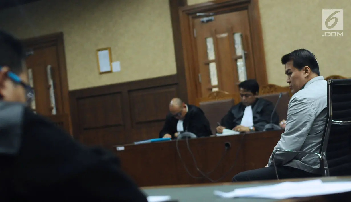 Terdakwa kasus dugaan korupsi e-KTP, Andi Agustinus alias Andi Narogong (kanan) saat mengikuti sidang tuntutan di Pengadilan Tipikor, Jakarta, Kamis (7/12). Andi Narogong dituntut hukuman 8 tahun, denda 1 milyar rupiah. (Liputan6.com/Helmi Fithriansyah)