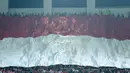 Suporter Indonesia membentangkan bendera raksasa saat laga Timnas Indonesia U-23 melawan Bahrain pada laga PSSI Anniversary Cu 2018 di Stadion Pakansari, Bogor, (26/4/2018). Bahrain unggul sementara 1-0. (Bola.com/Nick Hanoatubun)