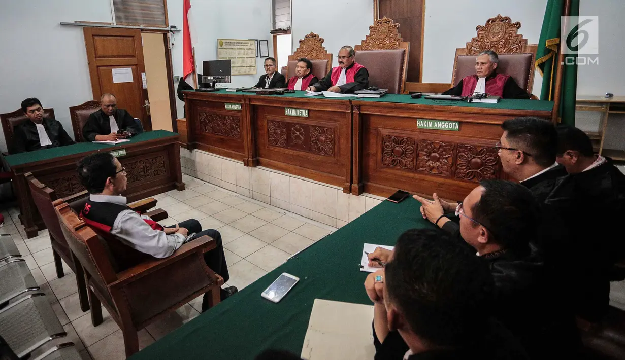 Terdakwa kasus dugaan penghilangan barang bukti pengaturan skor, Joko Driyono menjalani sidang putusan di PN Jakarta Selatan, Jakarta, Selasa (23/7/2019). Sebelumnya, jaksa penuntut umum menuntut Joko Driyono dua tahun dan enam bulan penjara karena terbukti bersalah. (Liputan6.com/Faizal Fanani)
