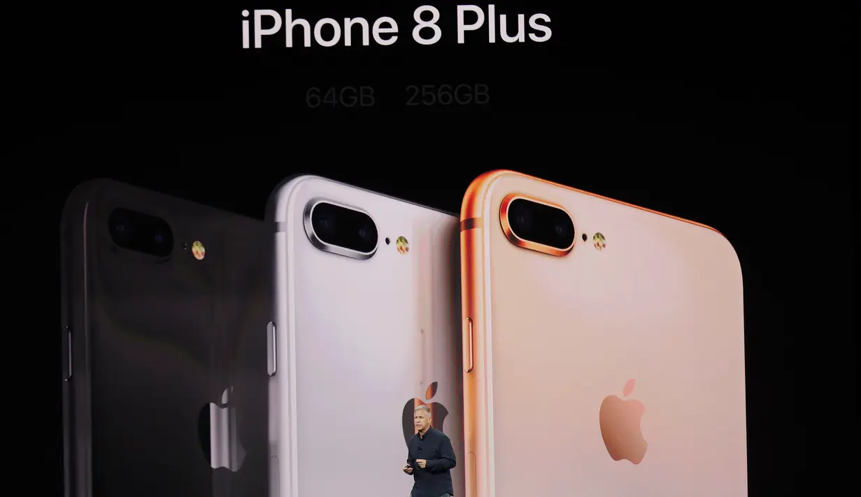 Phil Schiller tampilkan tiga warna iPhone 8 Plus saat peluncuran produknya di Steve Jobs Theatre, California, Selasa (12/9). Perbedaan iPhone 8 Plus terlihat dari kamera utamanya, hadir dengan dual kamera beresolusi 12MP. (AP Photo/Marcio Jose Sanchez)