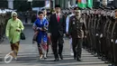 Presiden Joko Widodo (ketiga kiri) bersama ibu negara, Iriana didampingi Jaksa Agung M. Prasetyo (keempat kiri) menuju lapangan upacara Peringatan Hari Bhakti Adhyaksa ke-55 di Kejaksaan Agung, Jakarta, Rabu (22/7/2015). (Liputan6.com/Faizal Fanani) 