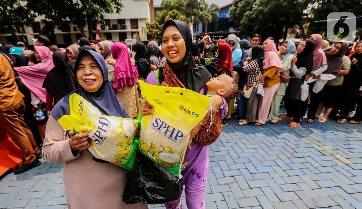 Tingginya antusiasme warga untuk mendapatkan beras murah membuat antrean yang cukup panjang. (Liputan6.com/Angga Yuniar