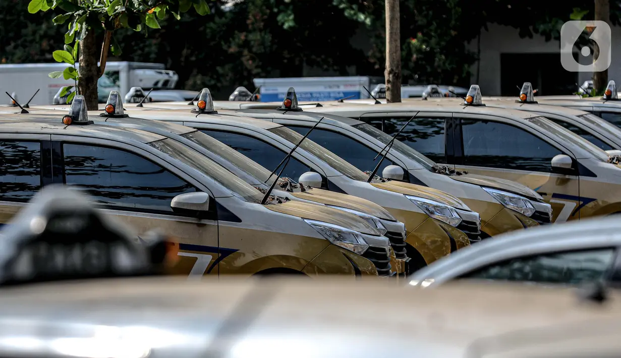 Ratusan mobil taksi terlihat mangkrak di kawasan Kranggan, Jati Sampurna, Bekasi, Jawa Barat, Jumat (18/9/2020). Masa pandemi COVID-19 membuat sejumlah perusahaan transportrasi umum mengurangi jam operasional guna menekan biaya perawatan. (Liputan6.com/Faizal Fanani)