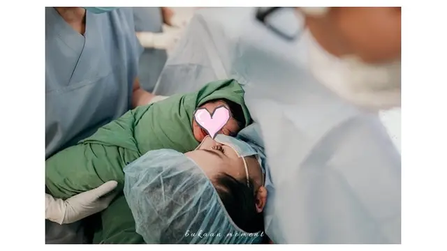 6 Potret Persalinan Anak Kedua Eriska Rein, Melahirkan Tepat di Hari Ultah