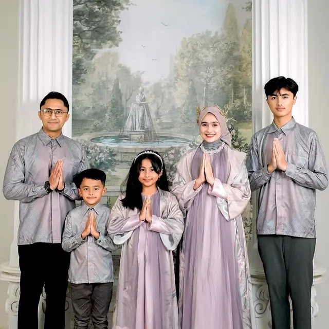 Potret 6 Keluarga Artis Pakai Baju Koleksi Lebaran, Tampil Selaras di Hari Kemenangan