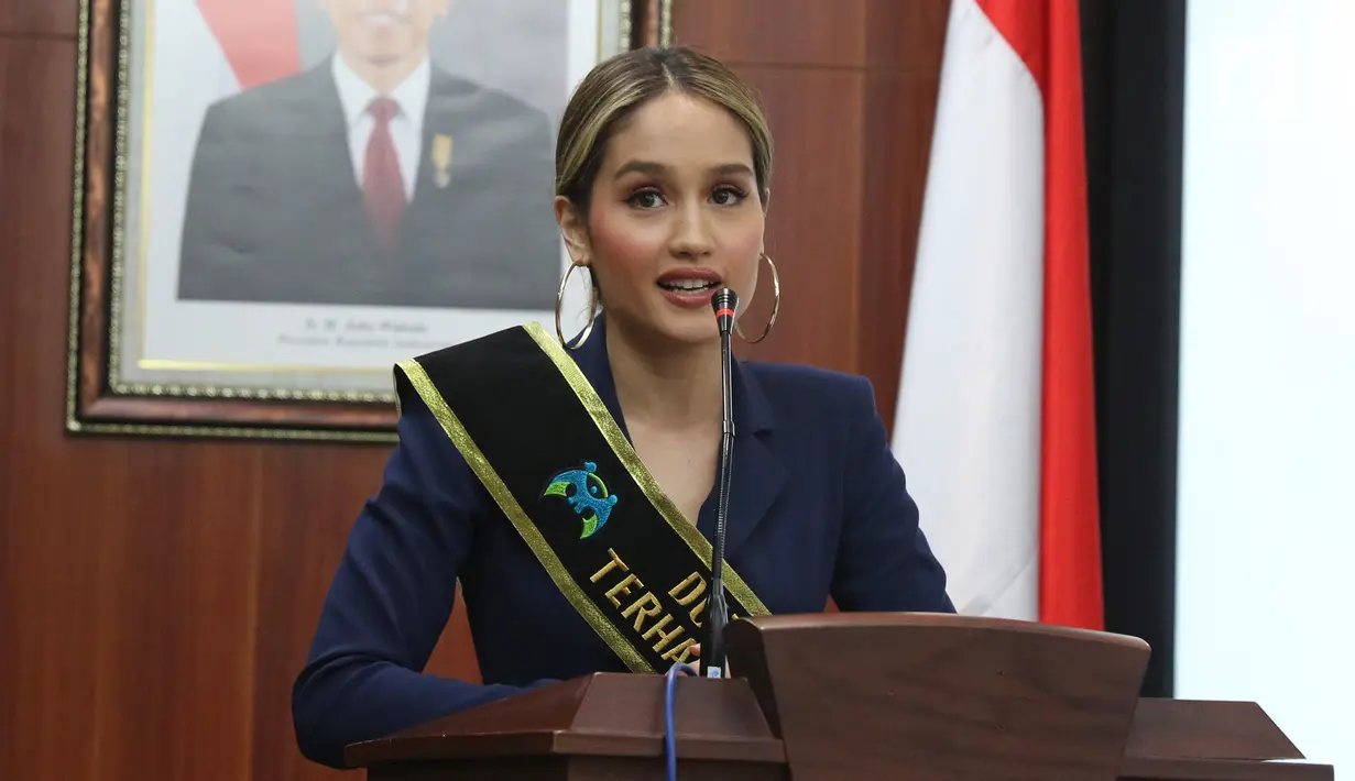 Aktris dan penyanyi Cinta Laura Kiehl memberikan sambutan pada acara penobatan di Kantor KemenPPPA, Jakarta, Senin (29/7/2019). Kementerian Pemberdayaan Perempuan dan Perlindungan Anak mendaulat Cinta Laura sebagai duta anti kekerasan terhadap perempuan dan anak. (Liputan6.com/Herman Zakaharia)