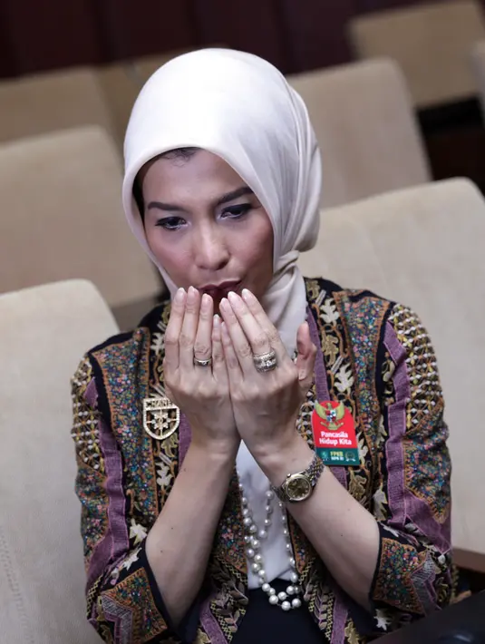 "Pada moment ini sahabat pekerja seni ingin membantu pemerintah mensosialisasikan dan melibatkan diri mereka dengan mendeklarasikan untuk berkolaborasi antara pekerja seni dan MPR," tutur Arzetty. (Adrian Putra/Bintang.com)