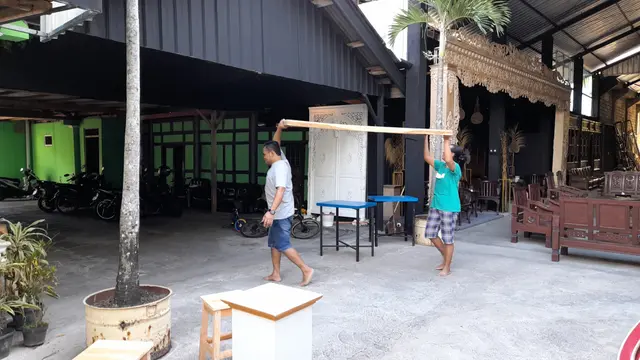 Pengusaha Mebel Mengemasi Barang