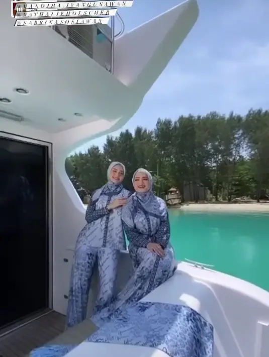Kedua wanita cantik itu begitu menawan memamerkan koleksi terbaru Ivan Gunawan di kapal pesiar.