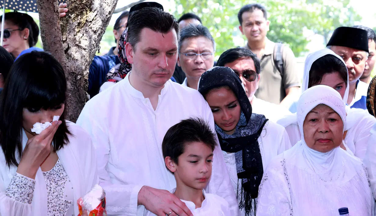 Suasana pemakaman ibu dari Maudy Koesnaedi (Wimbarsana/bintang.com)