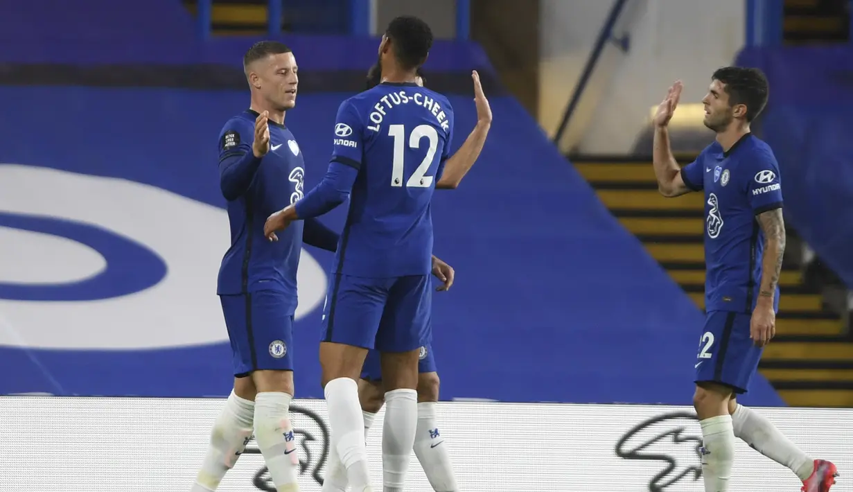 Pemain Chelsea Ross Barkley (kiri) merayakan golnya ke gawang Watford pada pertandingan Premier League di Stadion Stamford Bridge, London, Inggris, Sabtu (4/7/2020). Chelsea menang 3-0 dan kembali menggeser Manchester United dari posisi empat klasemen. (Mike Hewitt/Pool via AP)