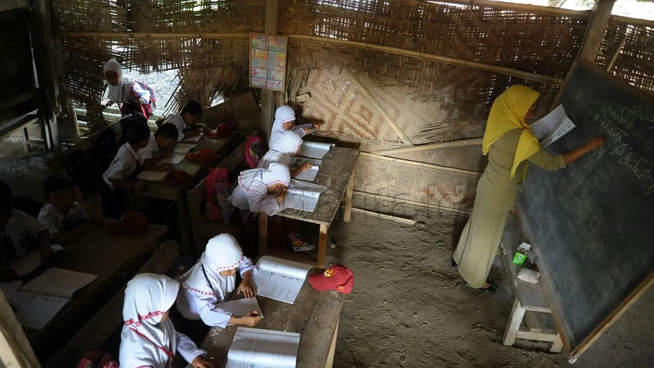 Berkah Tujuh Tahun Mendidik di Balik Bilik Bambu