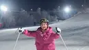 Ria Ricis akhir tahun ini bermain ski di Rusia, ia mengenakan jaket padding pink dipadukan celana putih panjang. [@riaricis1795]