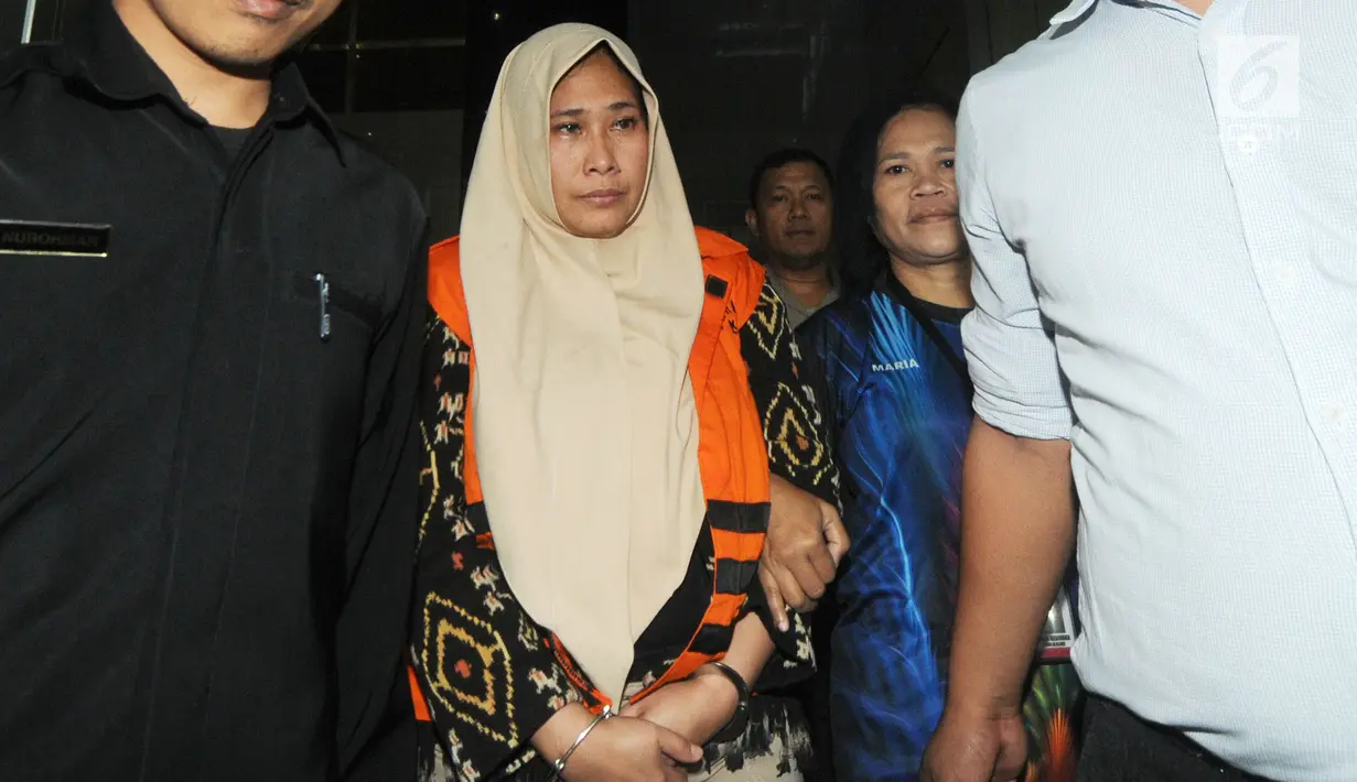 Mirawati Basri, orang kepercayaan I Nyoman Dhamantra memakai rompi tahanan usai menjalani pemeriksaan di Gedung KPK, Jakarta, Jumat (9/8/2019). Mirawati Basri resmi ditahan terkait suap izin impor bawang putih dari Kementerian Pertanian dan SPI dari Kemendag. (merdeka.com/Dwi Narwoko)