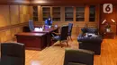 Pekerja membersihkan ruang kerja Dewan Pengarah Badan Riset dan Inovasi Nasional (BRIN) yang berada pada lantai dua Gedung BRIN di Jakarta, Selasa (19/7/2022). Salah satu pertimbangan revitalisasi fungsi ruangan adalah perubahan fungsi yang ada saat ini seperti lounge, ruang makan, dan ruang audio di lantai dua menjadi ruang rapat besar. (Liputan6.com/Angga Yuniar)