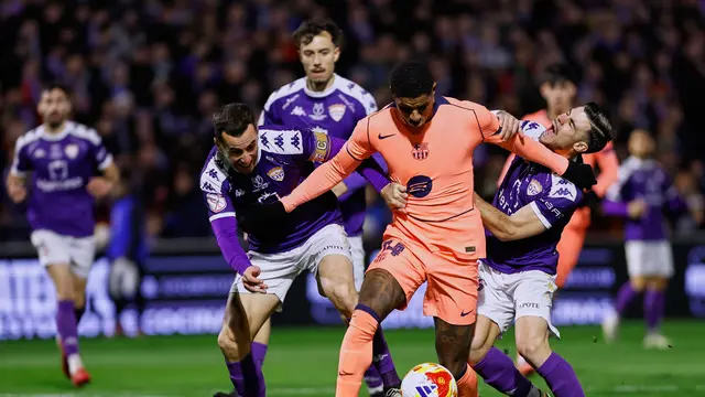 Bintang Barcelona Marcus Rashford dipepet pemain Guadalajara di babak 32 besar Copa del Rey di Estadio Pedro Escartin, Rabu (17/12/2025). (AP Photo/Rudy Garcia)
