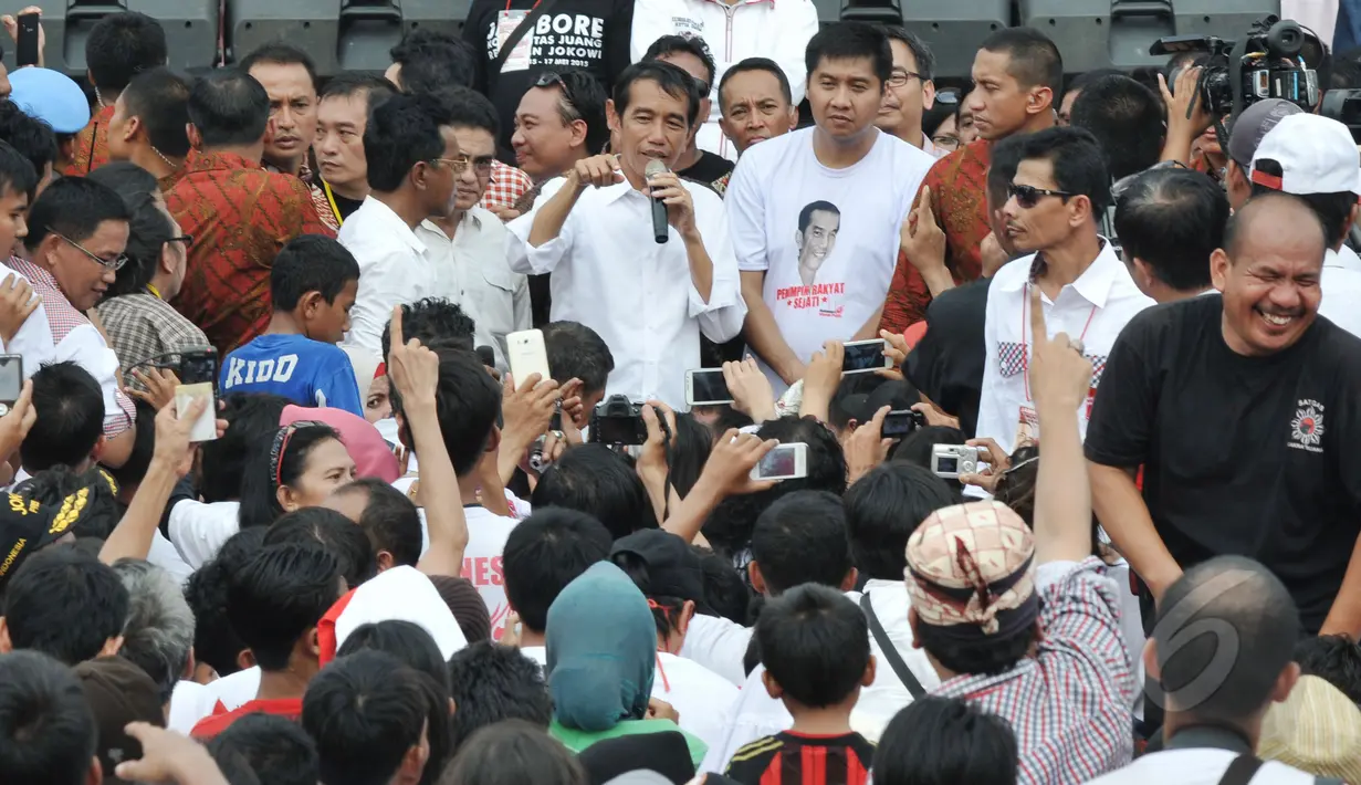 Presiden Jokowi berbincang dengan sejumlah relawan saat menghadiri Jambore Komunitas Juang Relawan Jokowi di Jakarta, Sabtu (16/5). Acara tersebut bertujuan untuk memberikan masukan kepada pemerintahan Jokowi-JK.(Liputan6.com/Johan Tallo) 