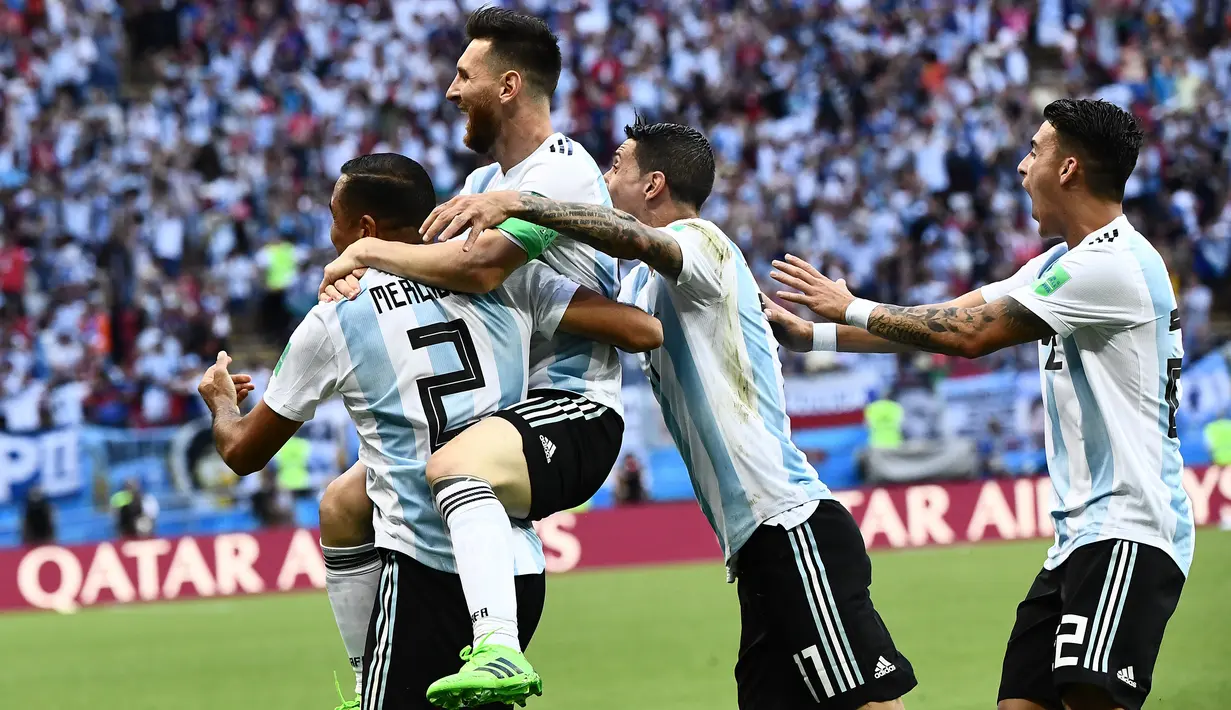 Para pemain Argentina merayakan gol yang dicetak Gabriel Mercado ke gawang Prancis pada laga 16 besar Piala Dunia di Kazan Arena, Kazan, Sabtu (30/6/2018). Prancis menang 4-3 atas Argentina. (AFP/Jewel Samad)