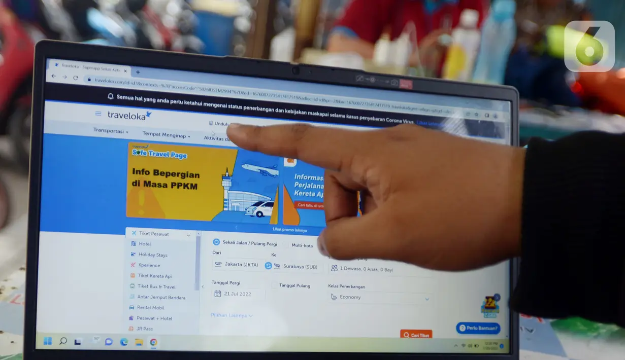 Warga melakukan transaksi digital sektor e-commerce di Jakarta, Rabu (20/7/2022). Perdagangan elektronik sedikit banyak telah merubah wajah Indonesia belakangan ini, terutama ketika kita dihadapkan oleh pandemi COVID-19 yang telah memaksa untuk merubah nyaris total tradisi dan kebiasaan manusia ketika berinteraksi. (merdeka.com/Imam Buhori)
