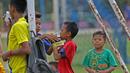 Cara melepas dahaga anak-anak SSB PS TAL Sawahlunto saat berlatih di Stadion Tanah Lapang Ombilin, Sawahlunto, (8/11/2016). (Bola.com/Nicklas Hanoatubun)