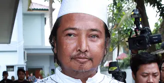 Irwan Yusuf, ayah artis cantik Marshanda pulang secara diam-diam dari Panti Sosial Bina Insan Bangun Daya 2 tanpa sepengetahuan wartawan. (Deki Prayoga/Bintang.com)