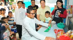 Cawagub DKI Jakarta, Sandiaga Uno beristirahat di salah satu warung milik warga di kawasan Tendean, Jakarta, Sabtu (5/11). Di kawasan itu, Sandiaga berjanji akan memberdayakan ibu-ibu melalui pembukaan lapangan kerja. (Liputan6.com/Angga Yuniar)