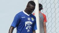Penyerang Persib Bandung, Ezechiel N'Douassel mengalami cedera menjelang laga kontra Madura United. (Bola.com/Muhammad Ginanjar)