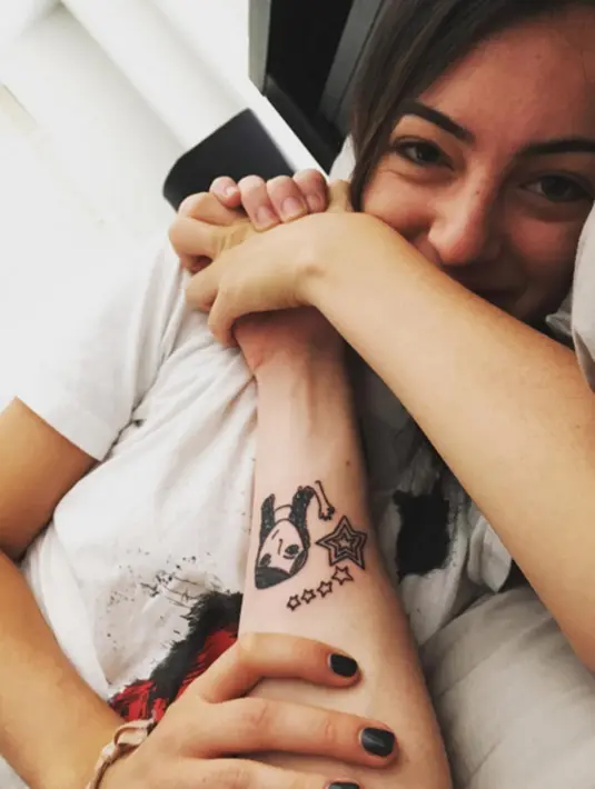 Pete Davidson pun menutupi tato di tangannya yang menggambarkan Cazzie David. (instagram/cazziedavid)