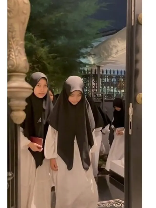 Gelar Pengajian, Ini 8 Potret Ivan Gunawan Pakai Gamis dan Peci yang Curi Perhatian