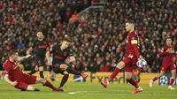 Penyerang Atletico Madrid, Marcos Llorente, mencetak gol ke gawang Liverpool pada laga Liga Champions di Stadion Anfield, Rabu (11/3/2020). Liverpool takluk 2-3 dari Atletico Madrid. (AP/Jon Super)