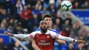 Bek Leicester City, Harry Maguire berebut bola dengan penyerang Arsenal, Alexandre Lacazette pada pertandingan Liga Inggris di King Power Stadium pada 28 April 2019. Harry Maguire pun kini berstatus bek termahal dunia. (AFP Photo/Lindsey Parnaby)