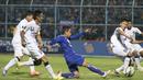 Proses terjadinya gol kemenangan yang dicetak oleh striker Arema Cronus, Samsul Arif pada laga perempat final Piala Presiden 2015 melawan Bali United di Stadion Kanjuruhan, Malang, Sabtu (19/9/2015). (Bola.com/Vitalis Yogi Trisna)