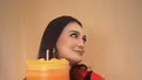 Sambil membawa kue warna oranye dan satu lilin, Luna Maya merayakan ulang tahunnya yang ke-40 di tahun ini. [@lunamaya]