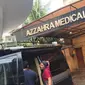 Sejumlah awak media berada di depan Klinik Azzahra Medical Center, Jakarta, Jumat (10/11). Tak ada garis polisi terpasang usai peristiwa dokter Letty Sultri yang tewas ditembak suaminya, dokter Helmi di klinik itu. (Liputan6.com/Immanuel Antonius)