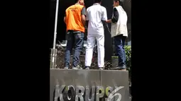 Pengunjuk rasa menuntut agar KPK secepatnya menangkap para penyuap mantan Ketua Mahkamah Konstitusi Akil Mochtar, Gedung KPK, Jakarta, Rabu (17/12/2014). (Liputan6.com/Miftahul Hayat)