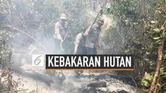 Sebagian anggota Polres Musi Banyuasin spontan melakukan sujud syukur ketika hujan mulai turun di lahan hutan yang terbakar.