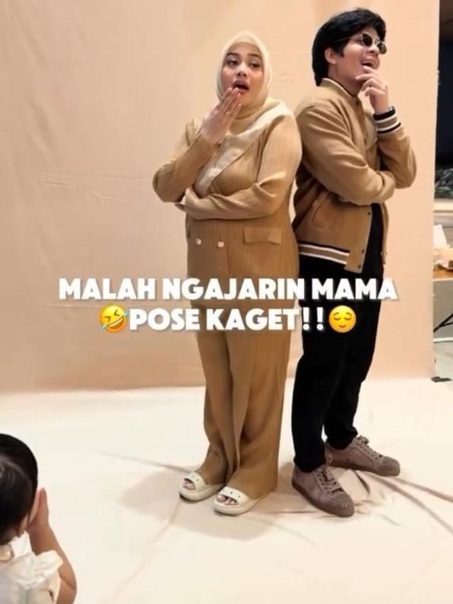 Potret Ameena saat jadi pengarah gaya pemotretan Aurel dan Atta Halilintar (Sumber: Instagram/@attahalilintar)