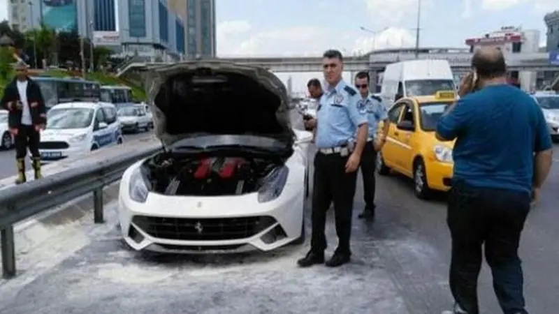 Dipakai Pamer, Mesin Ferrari F12 Berlinetta Tiba-tiba Ngebul